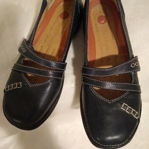Structured Clarks size 5M Navy Blue Velcro straps